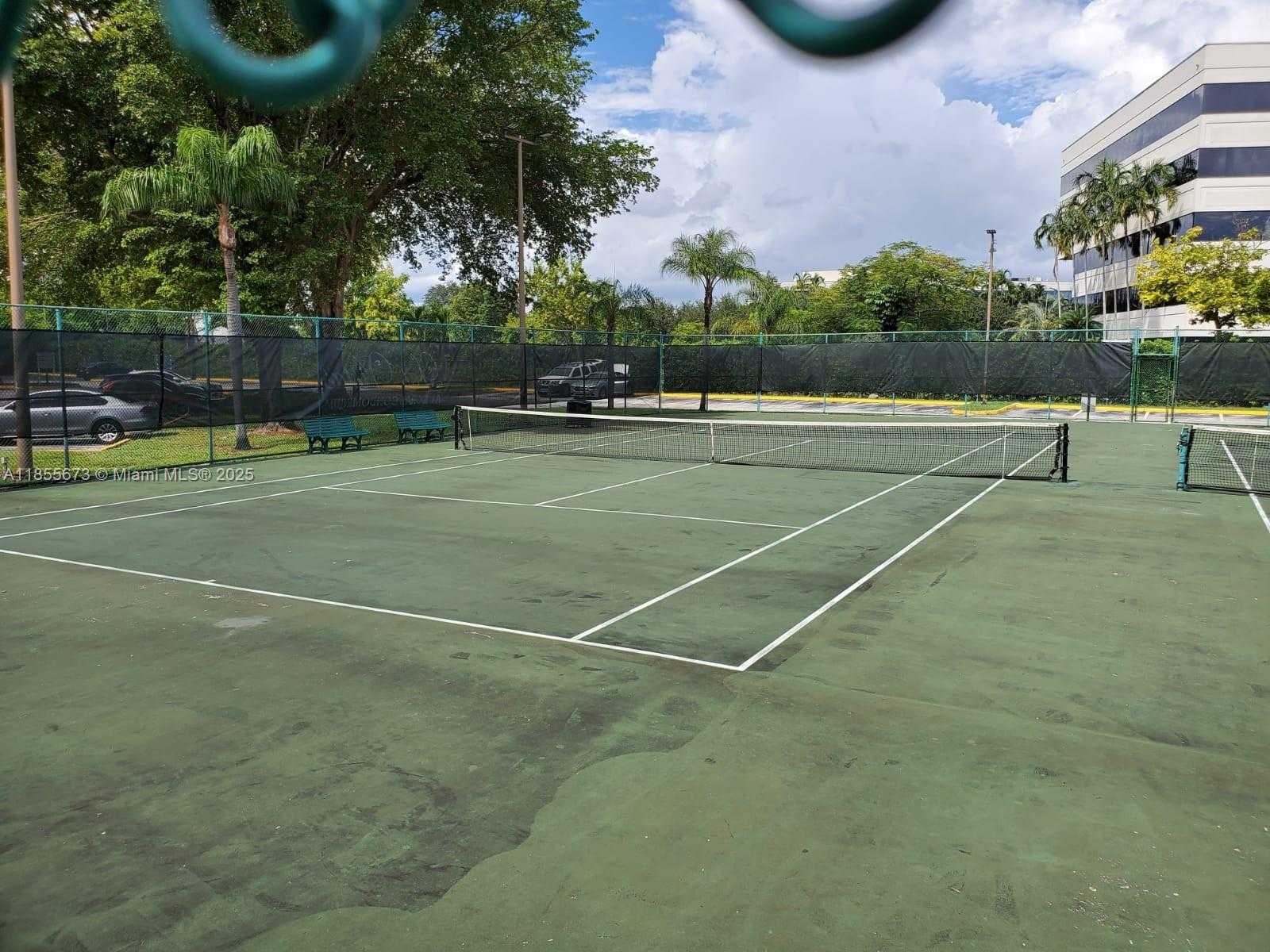 Small Image of 8245 LAKE DR #205, Doral Number 13