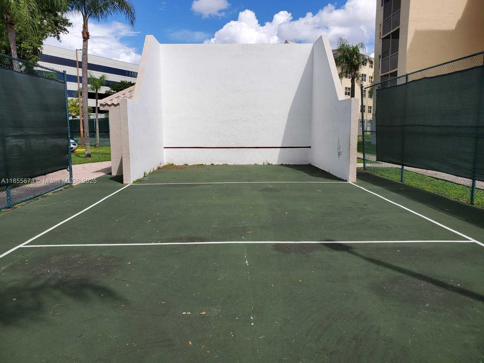 Small Image of 8245 LAKE DR #205, Doral Number 15