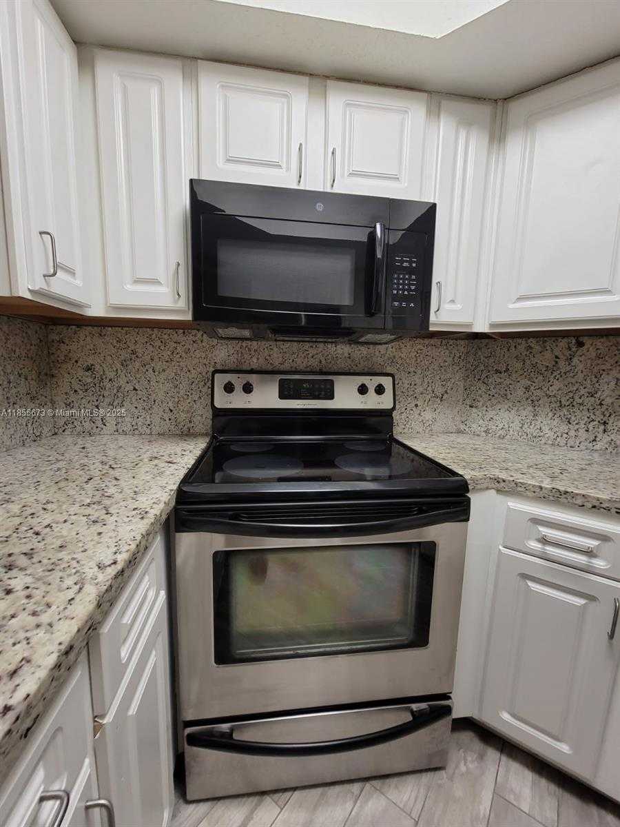 Small Image of 8245 LAKE DR #205, Doral Number 3