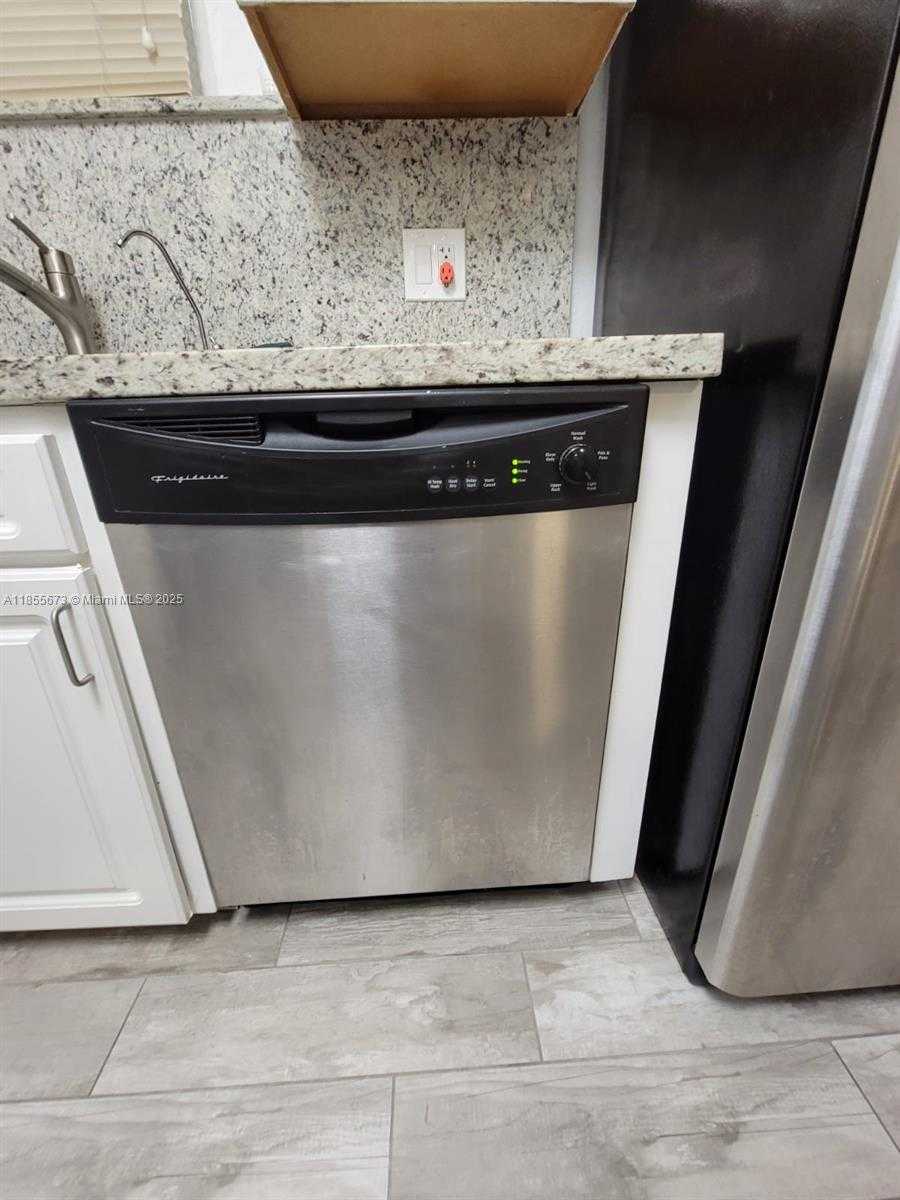 Small Image of 8245 LAKE DR #205, Doral Number 4