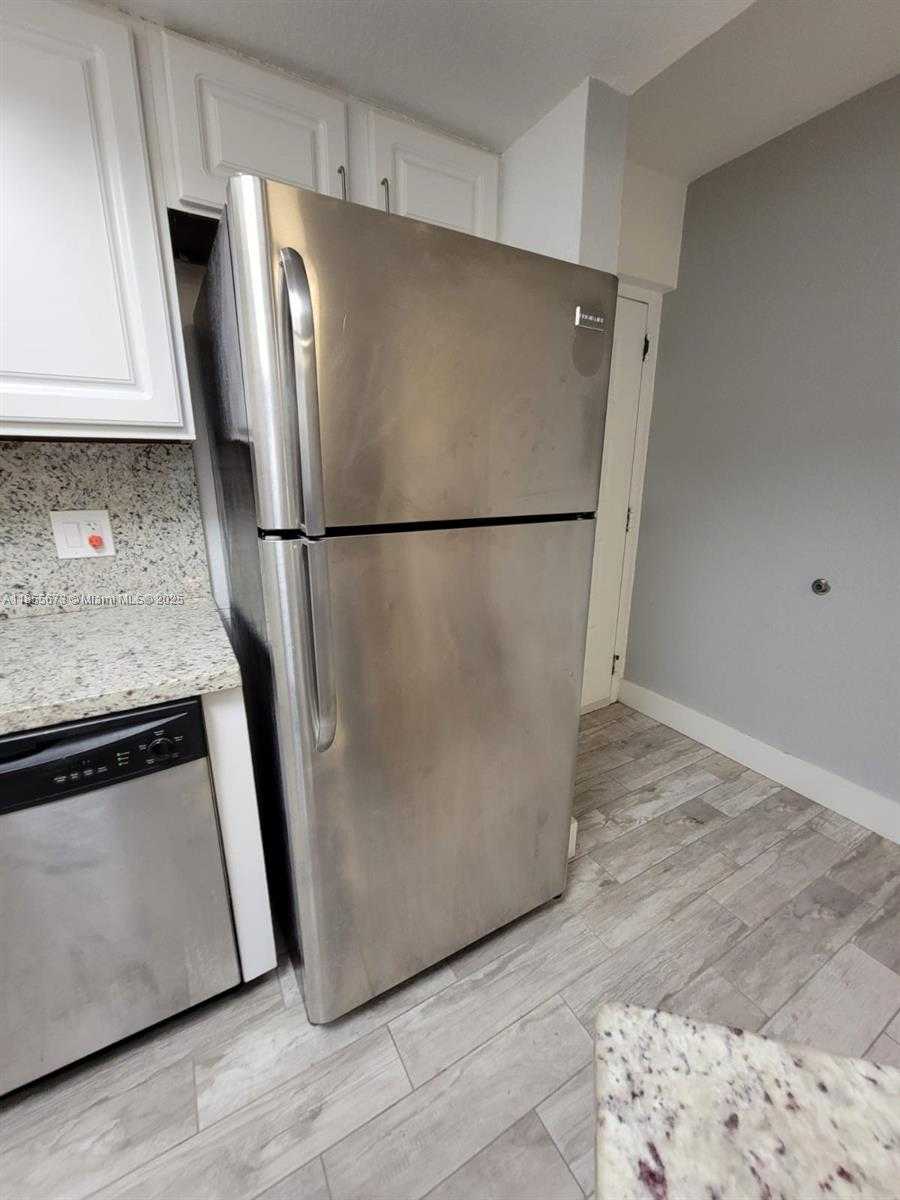 Small Image of 8245 LAKE DR #205, Doral Number 5
