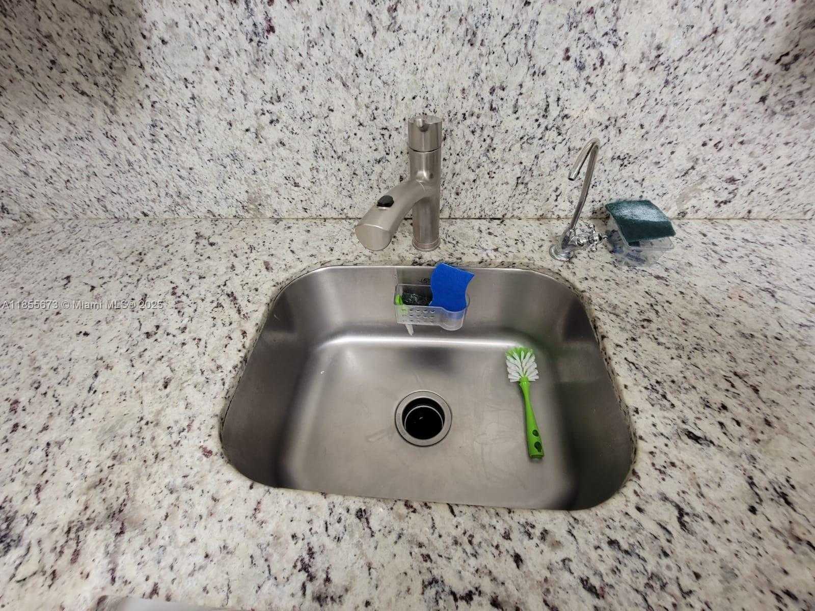 Small Image of 8245 LAKE DR #205, Doral Number 6