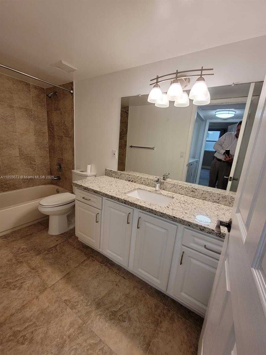 Small Image of 8245 LAKE DR #205, Doral Number 7