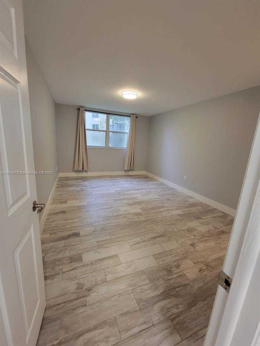 Small Image of 8245 LAKE DR #205, Doral Number 8