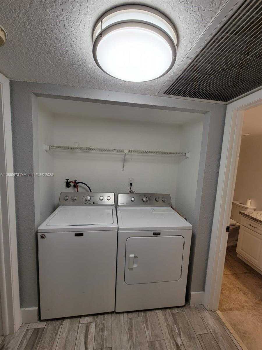Small Image of 8245 LAKE DR #205, Doral Number 9