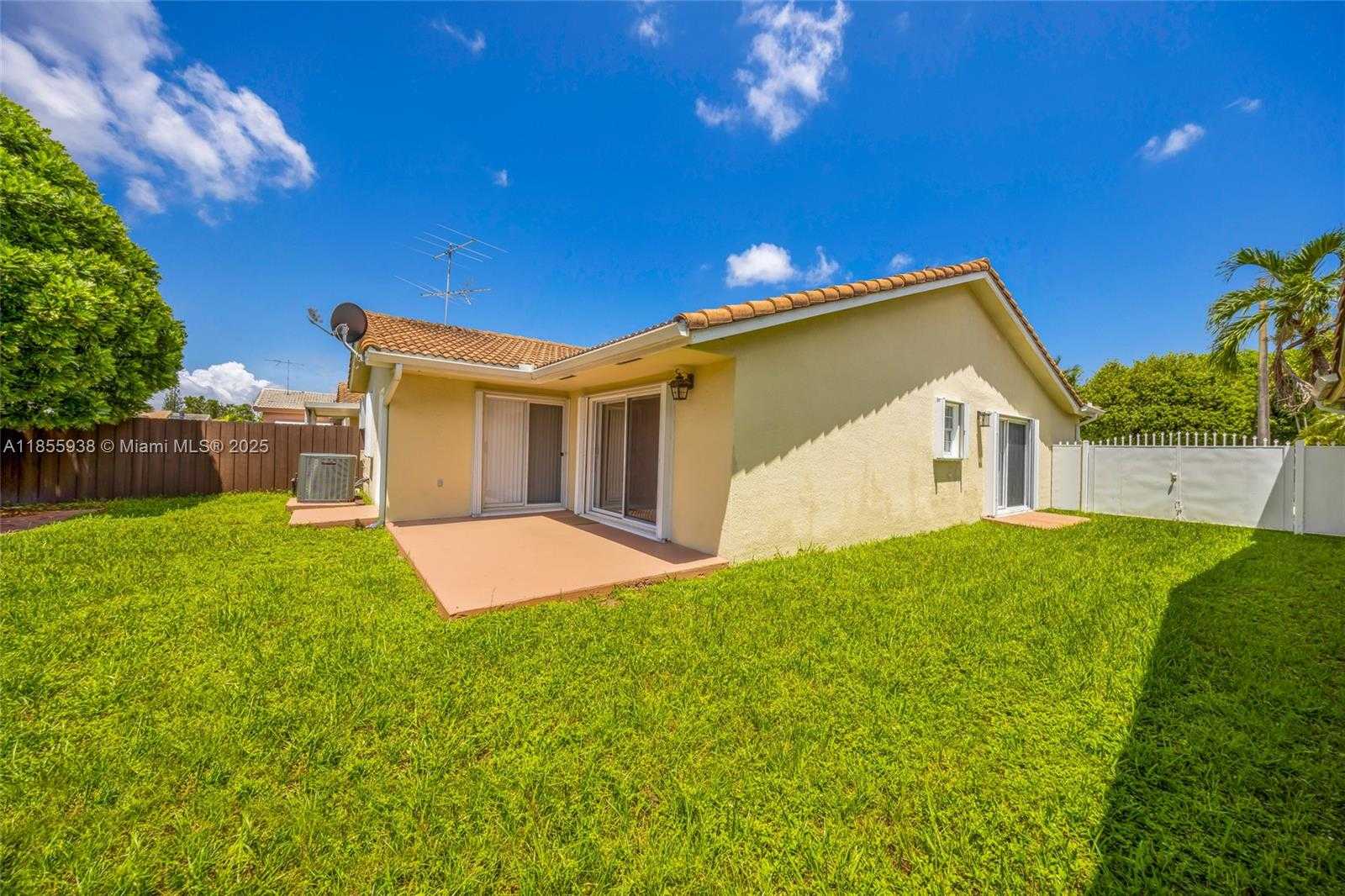 Small Image of 14208 SOUTH WEST 23RD ST, Miami Number 5