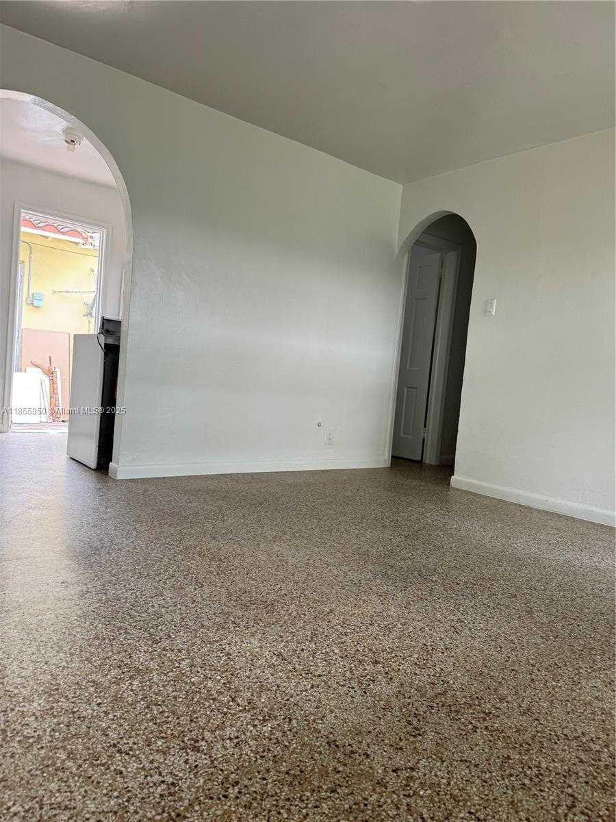 Small Image of 2023 TAYLOR ST #2023, Hollywood Number 13