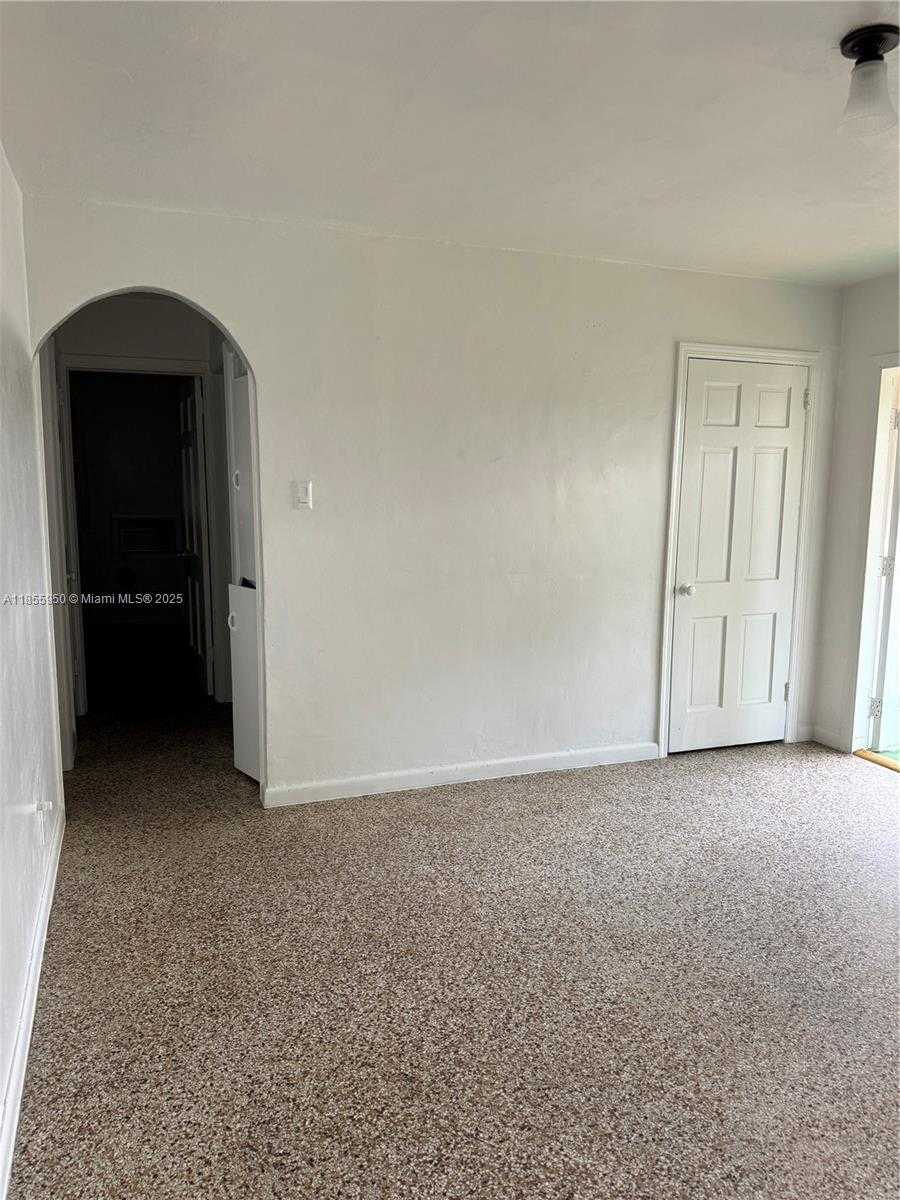 Small Image of 2023 TAYLOR ST #2023, Hollywood Number 14