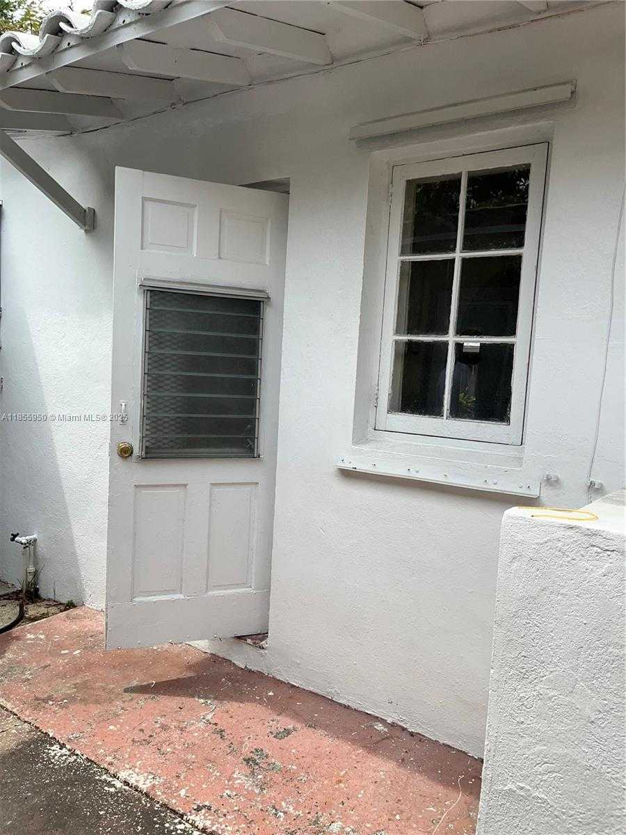 Small Image of 2023 TAYLOR ST #2023, Hollywood Number 15