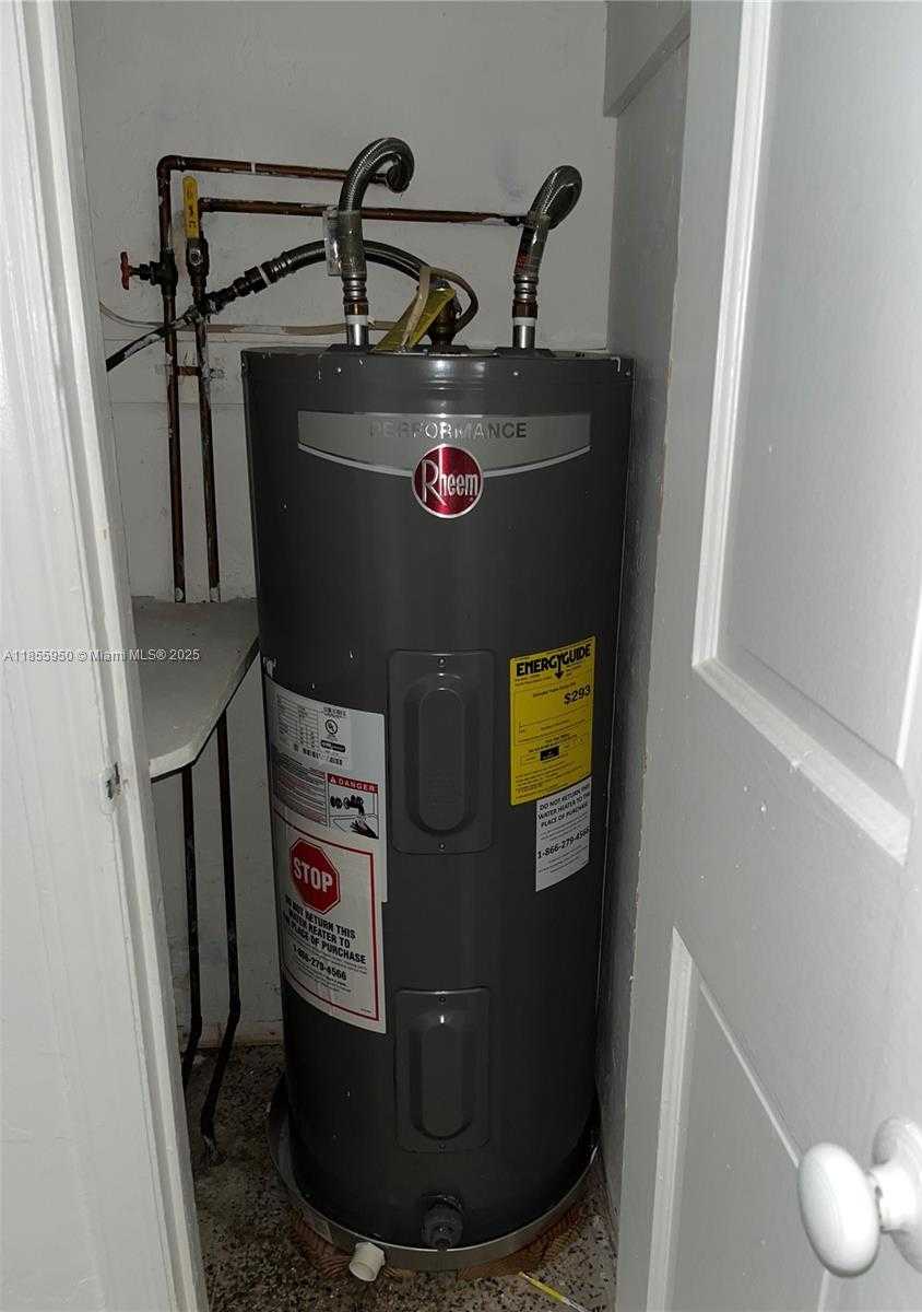 Small Image of 2023 TAYLOR ST #2023, Hollywood Number 16