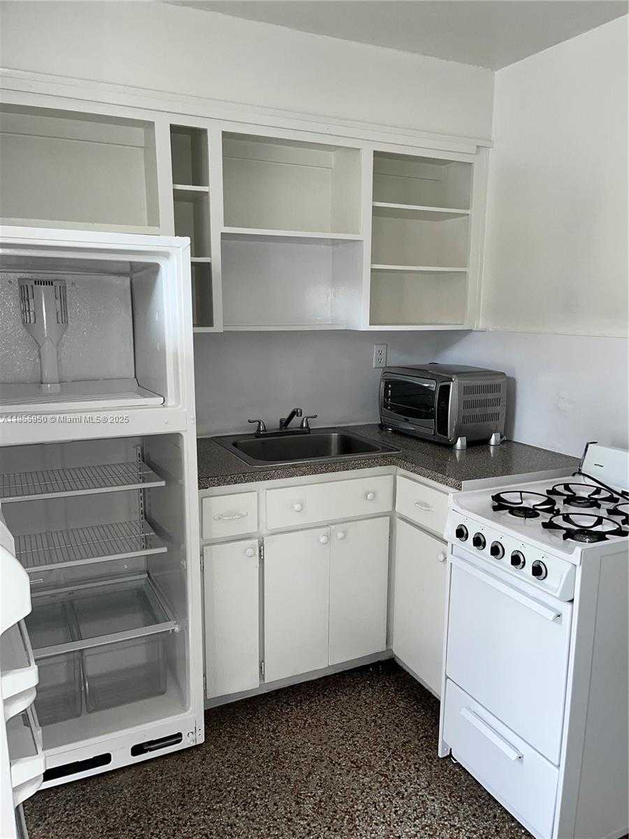 Small Image of 2023 TAYLOR ST #2023, Hollywood Number 5