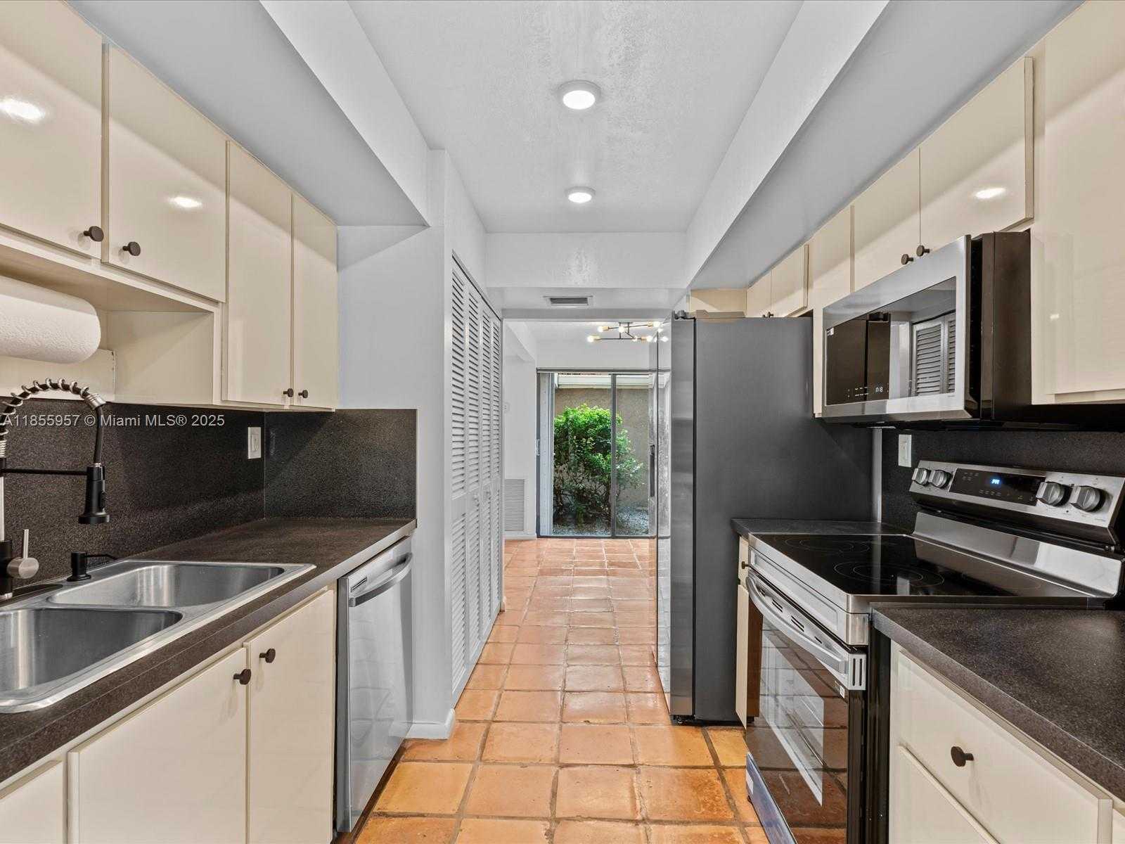Small Image of 203 BONNIE BRAE WAY #34, Hollywood Number 14