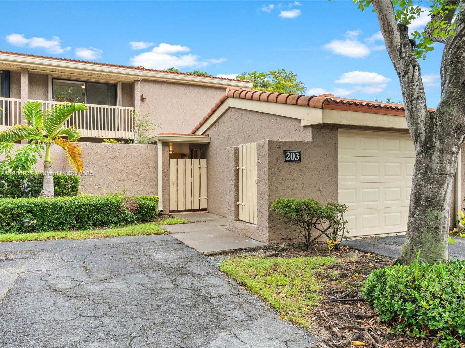 Small Image of 203 BONNIE BRAE WAY #34, Hollywood Number 2