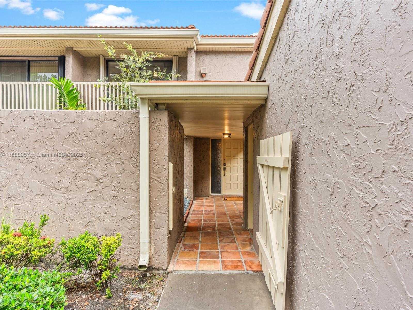 Small Image of 203 BONNIE BRAE WAY #34, Hollywood Number 3