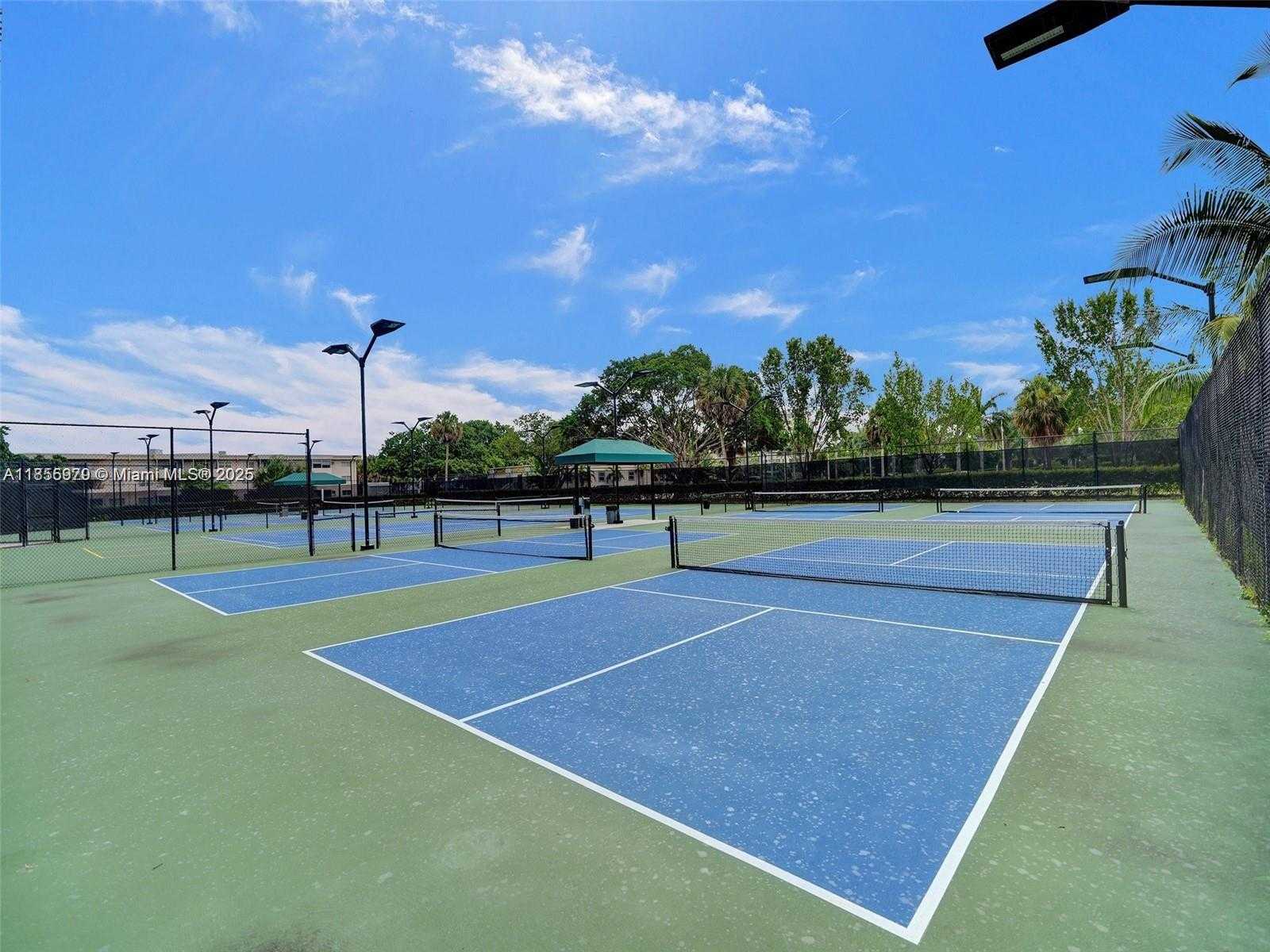 Small Image of 4200 HILLCREST DR #800, Hollywood Number 5