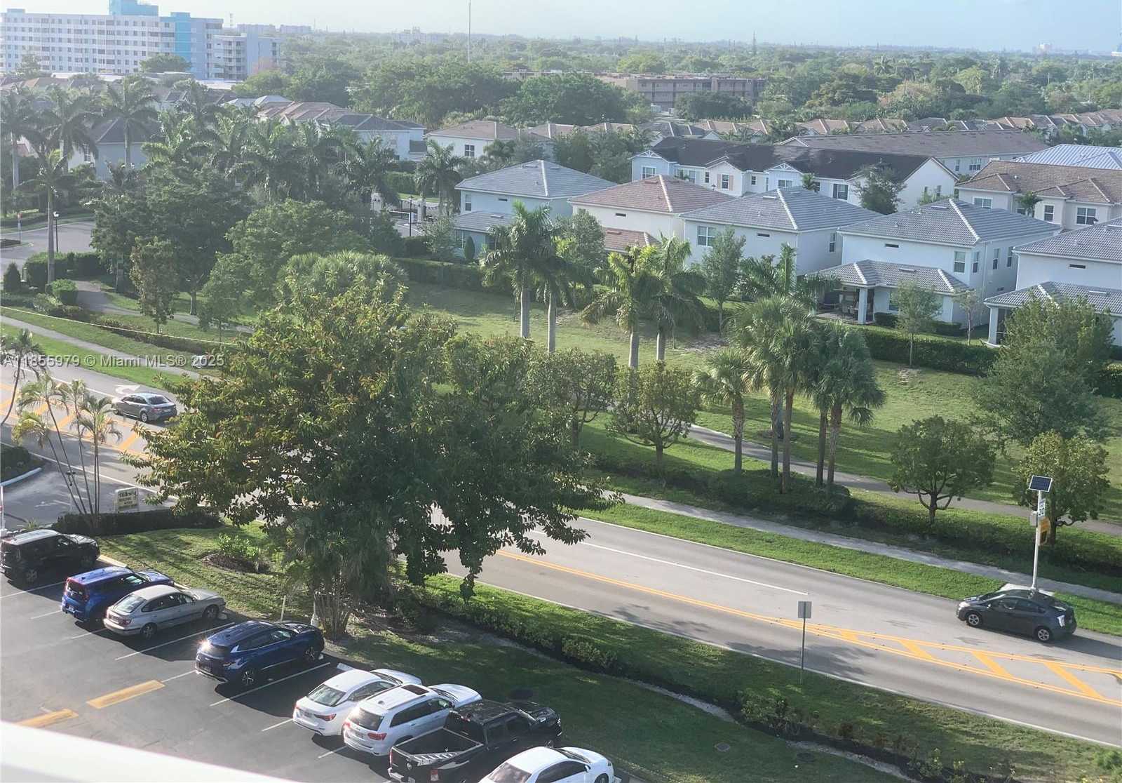 Small Image of 4200 HILLCREST DR #800, Hollywood Number 8