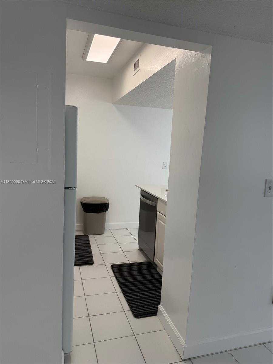 Small Image of 1390 OCEAN DR #302, Miami Beach Number 12
