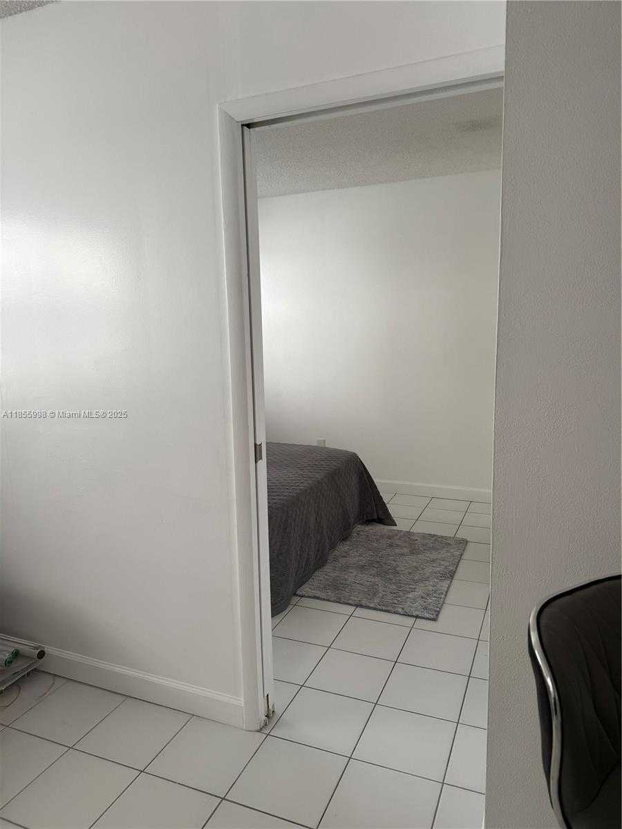 Small Image of 1390 OCEAN DR #302, Miami Beach Number 14