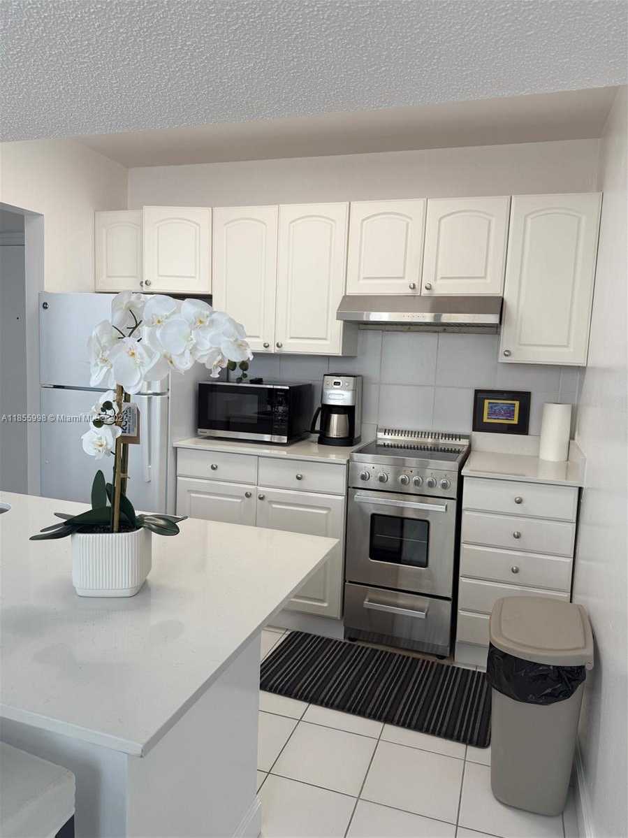 Small Image of 1390 OCEAN DR #302, Miami Beach Number 7