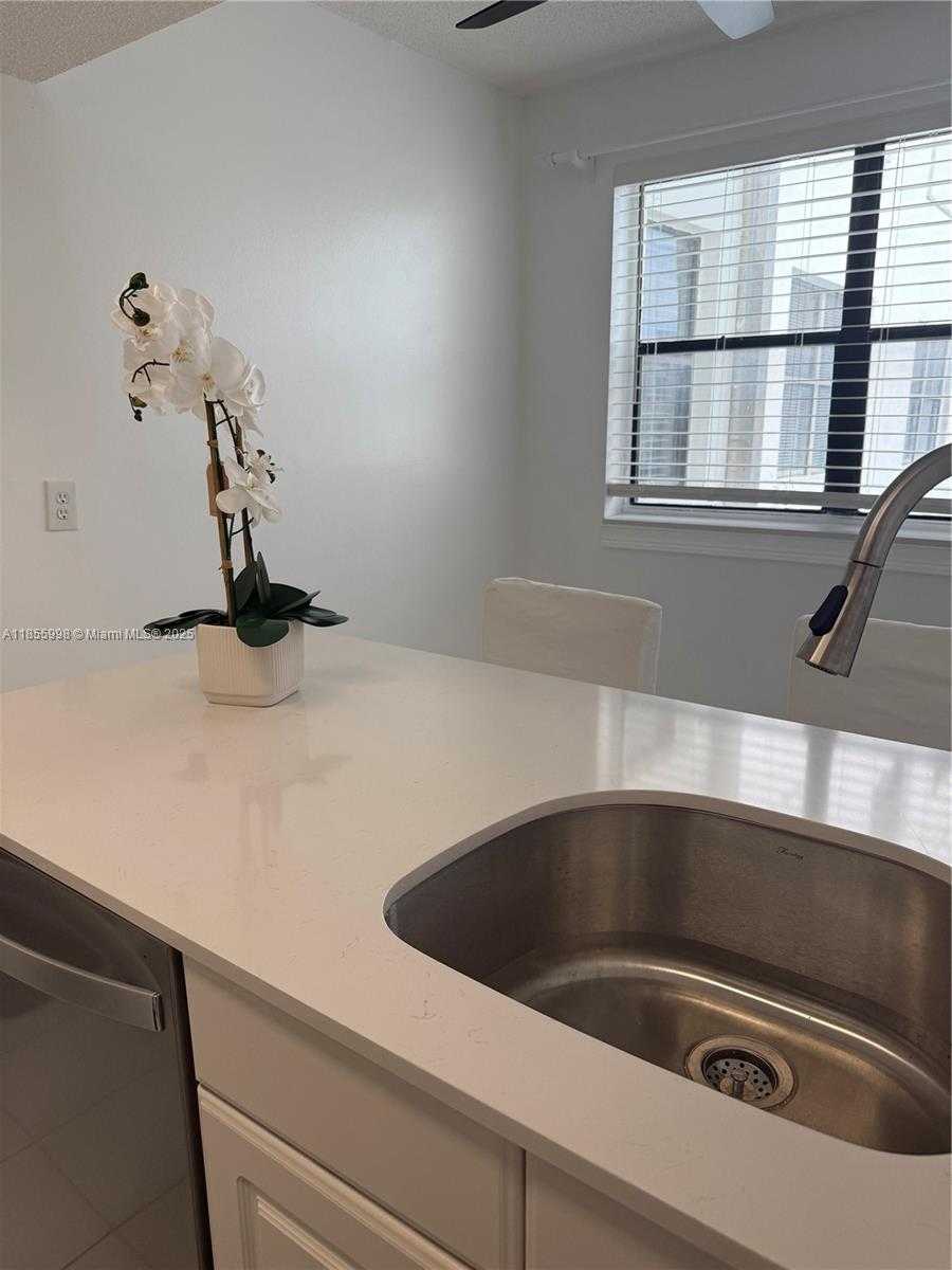 Small Image of 1390 OCEAN DR #302, Miami Beach Number 86