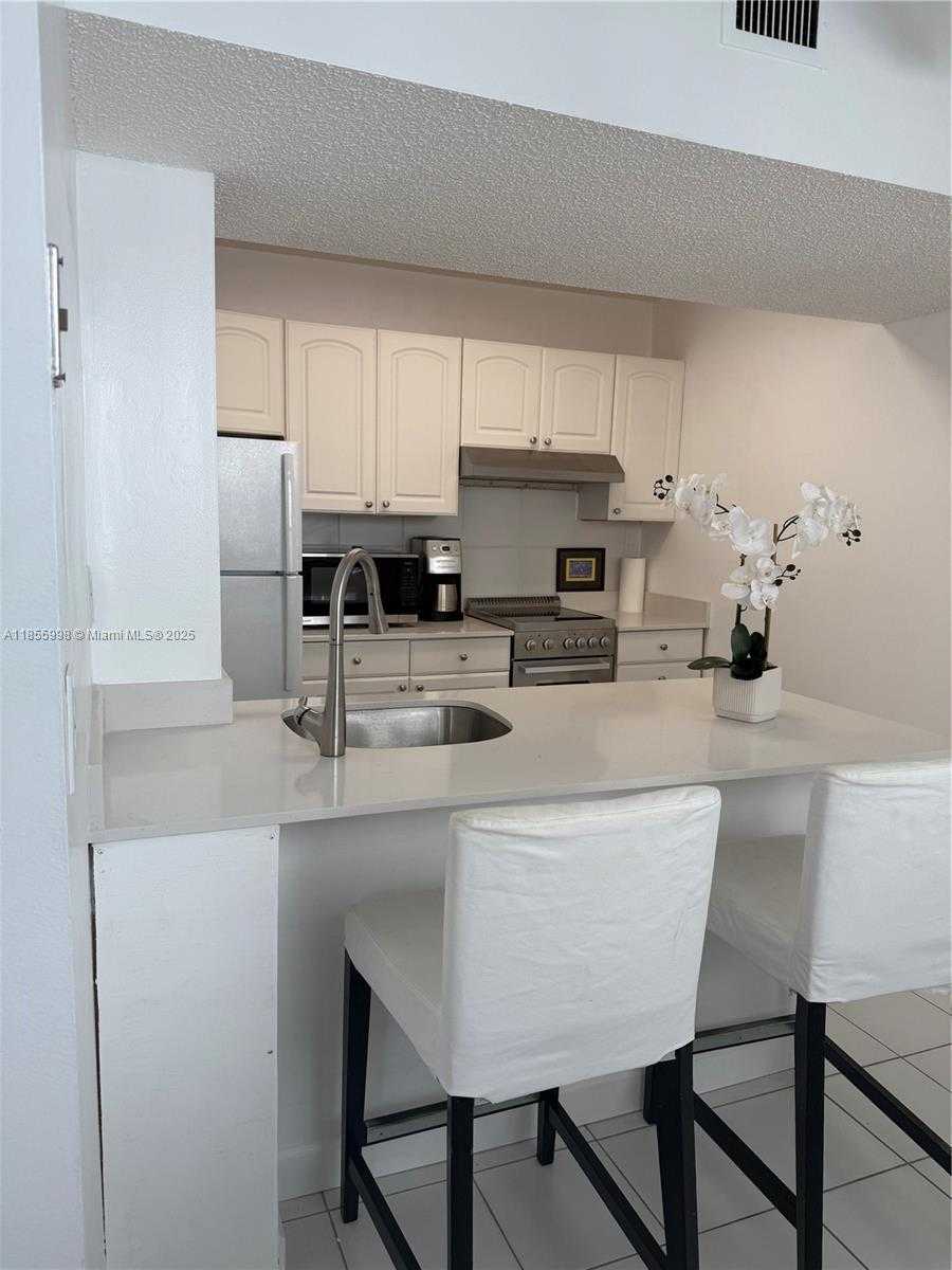 Small Image of 1390 OCEAN DR #302, Miami Beach Number 9