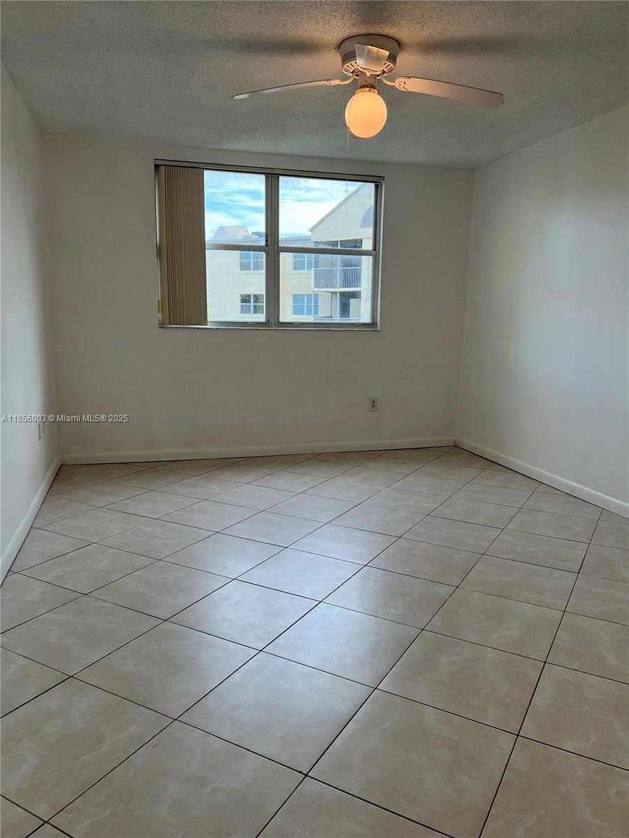 Small Image of 8353 LAKE DR #405, Doral Number 11