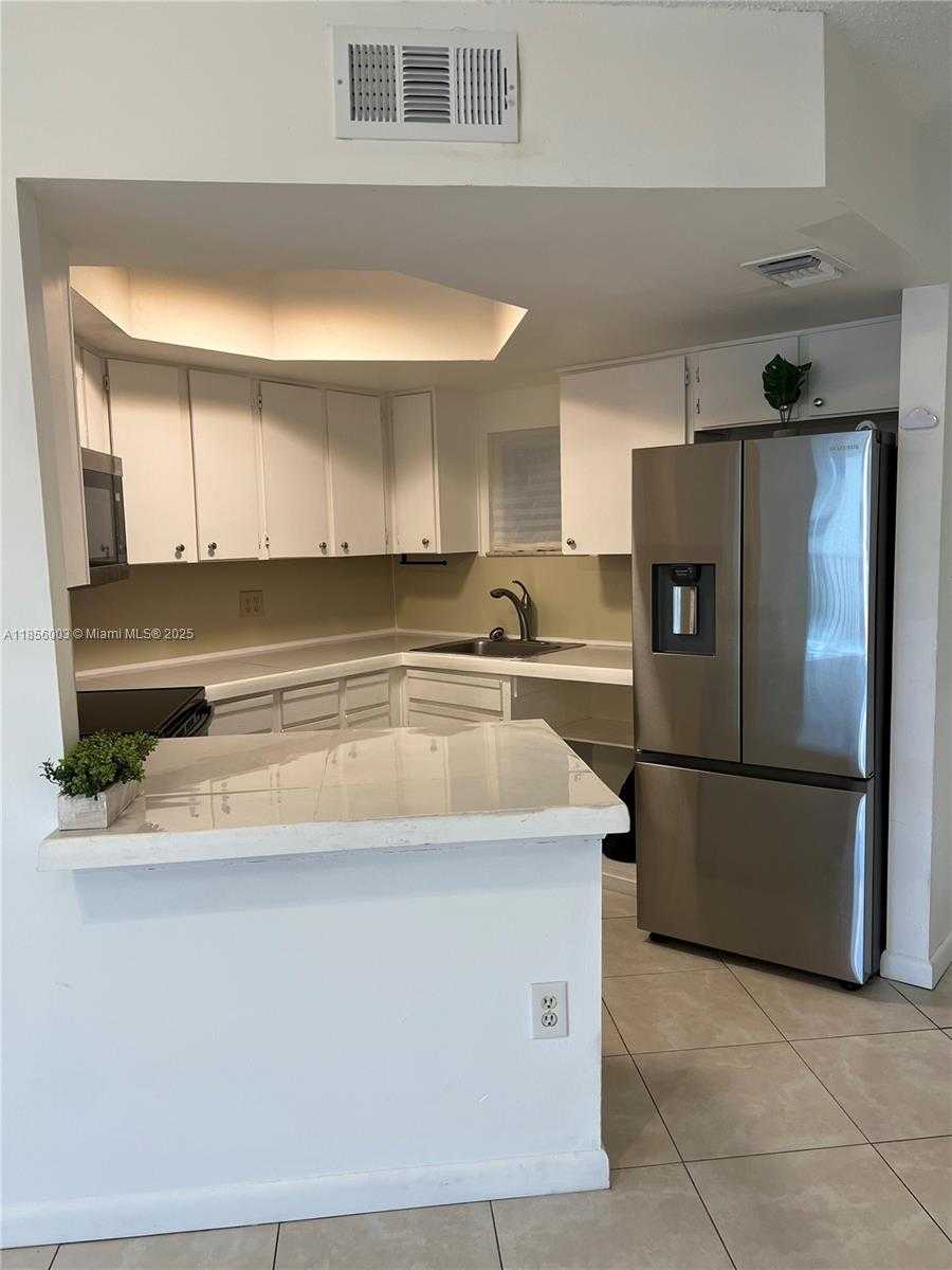 Small Image of 8353 LAKE DR #405, Doral Number 3