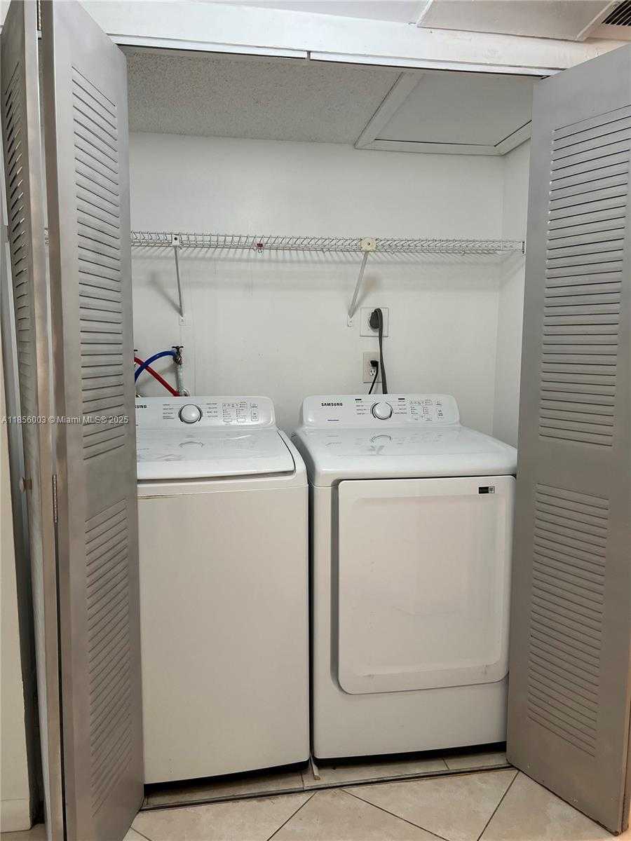 Small Image of 8353 LAKE DR #405, Doral Number 6