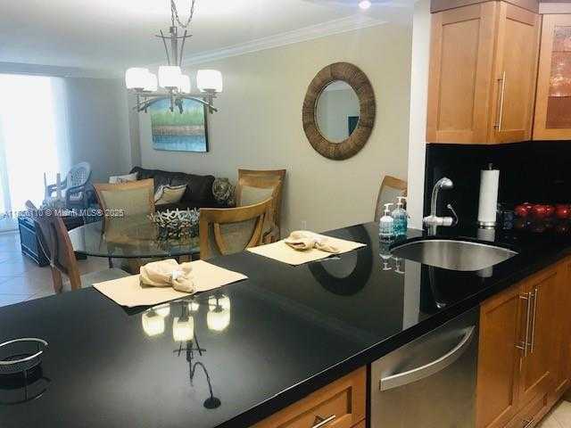 Small Image of 5701 COLLINS AVE #708, Miami Beach Number 3