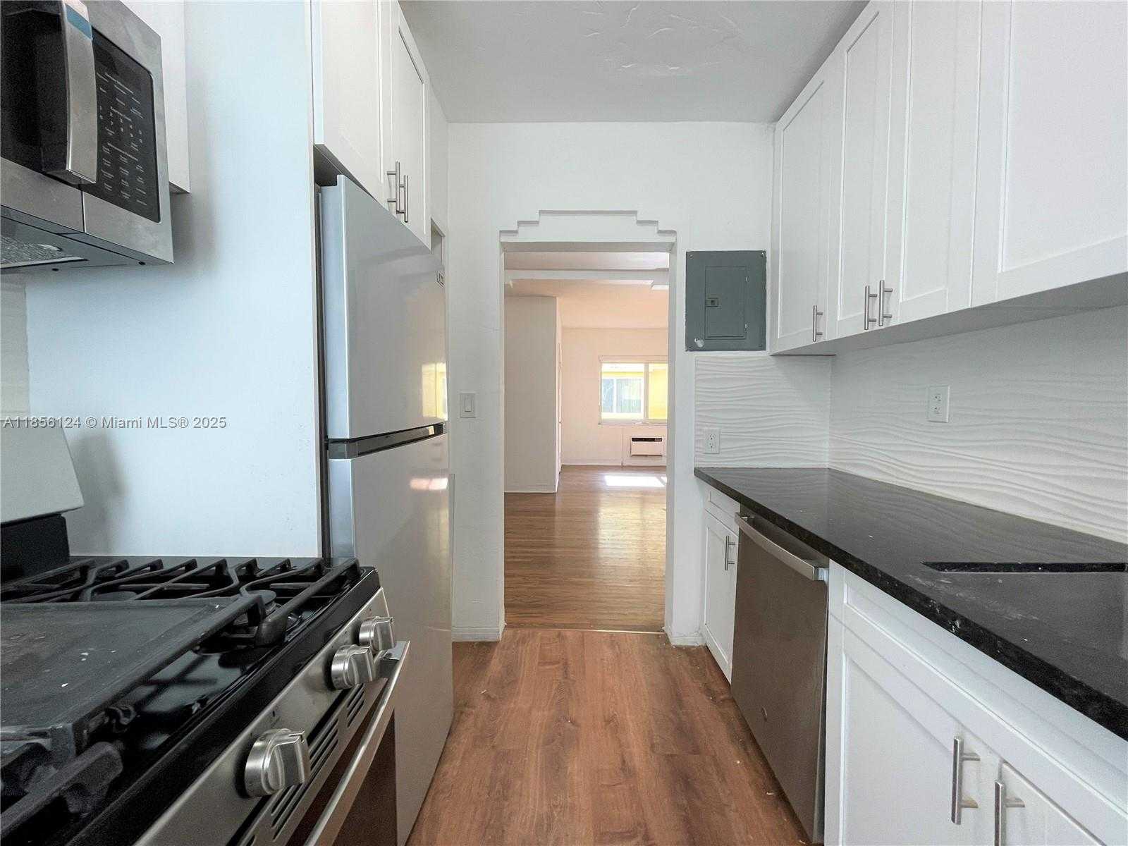 Small Image of 955 BAY DR #6, Miami Beach Number 7