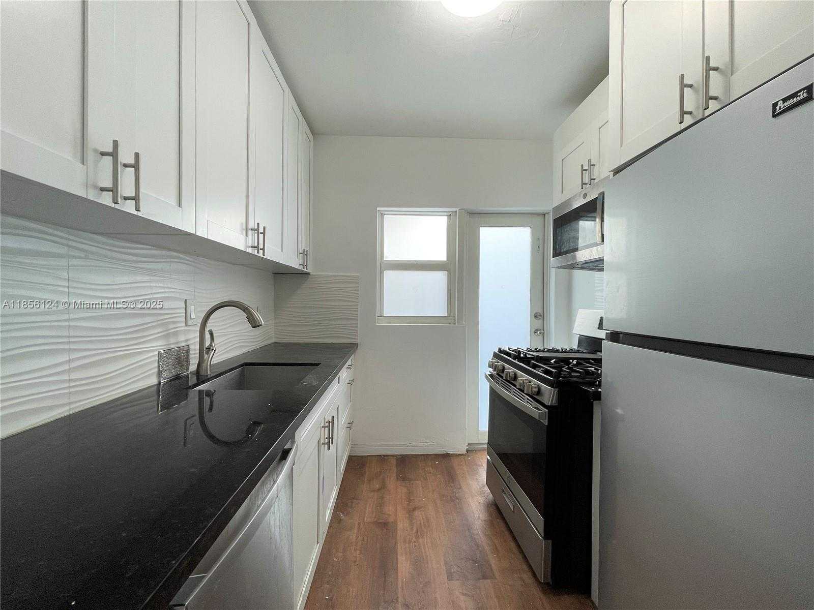 Small Image of 955 BAY DR #6, Miami Beach Number 8