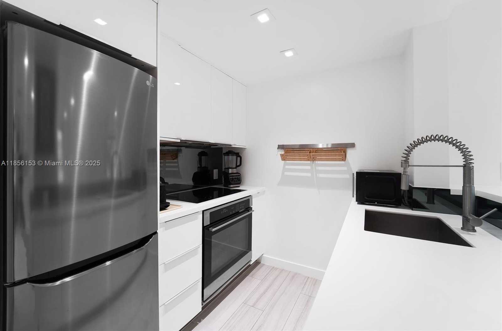Small Image of 1460 OCEAN DR #307, Miami Beach Number 5