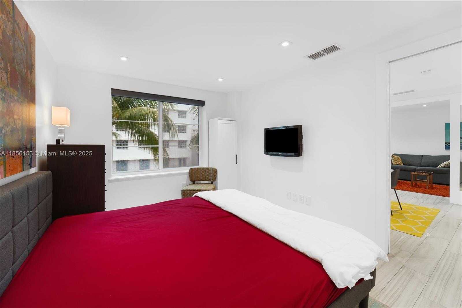 Small Image of 1460 OCEAN DR #307, Miami Beach Number 9