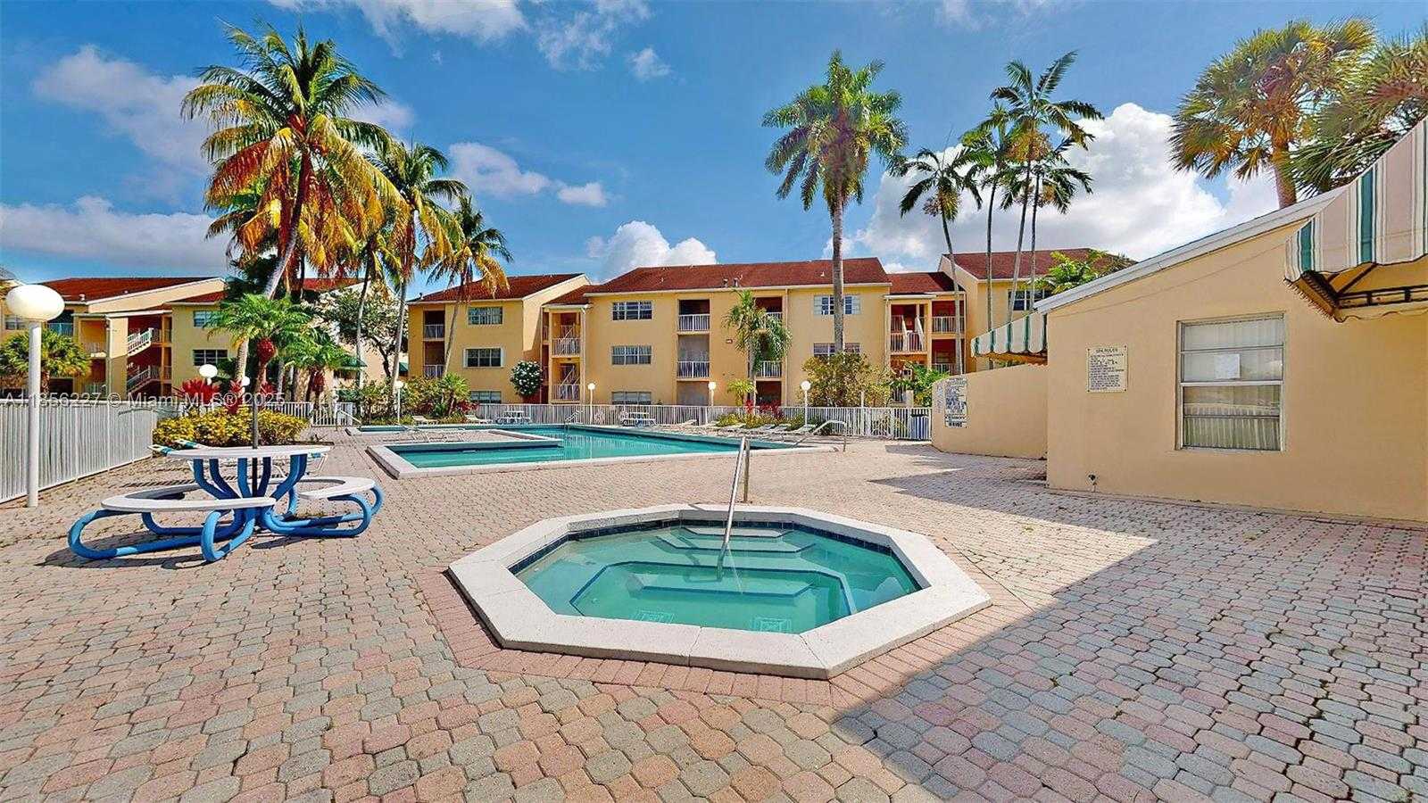 Small Image of 15315 SOUTH WEST 106TH TER #432, Miami Number 4
