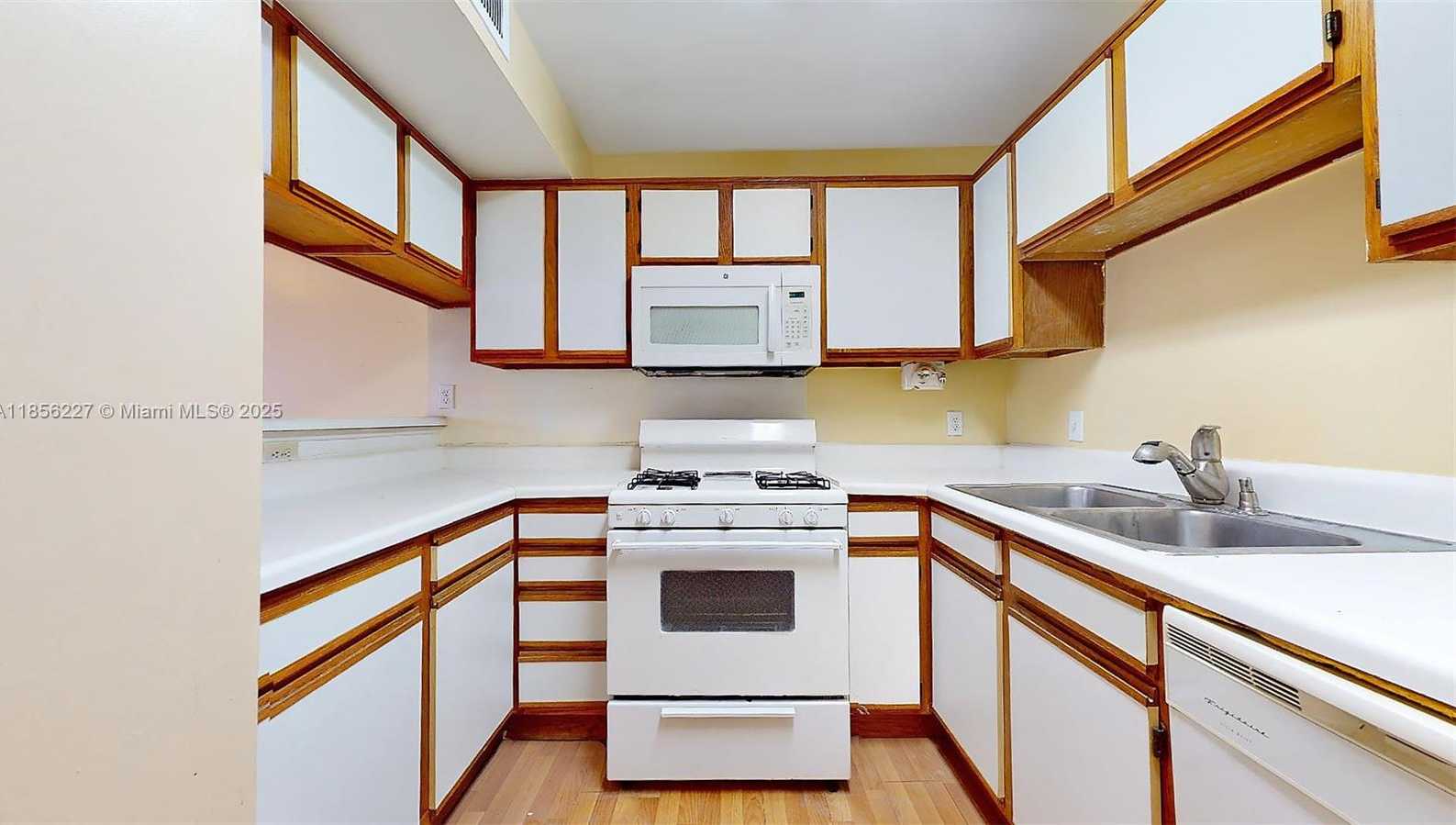 Small Image of 15315 SOUTH WEST 106TH TER #432, Miami Number 9