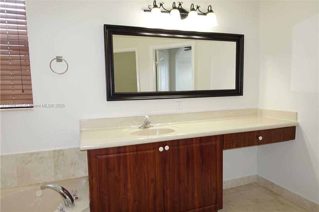 Small Image of 18125 NORTH WEST 89TH CT, Hialeah Number 19