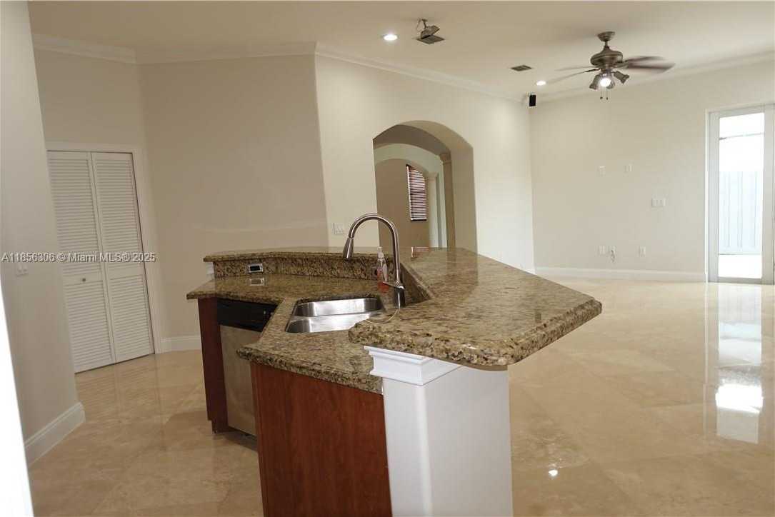 Small Image of 18125 NORTH WEST 89TH CT, Hialeah Number 5