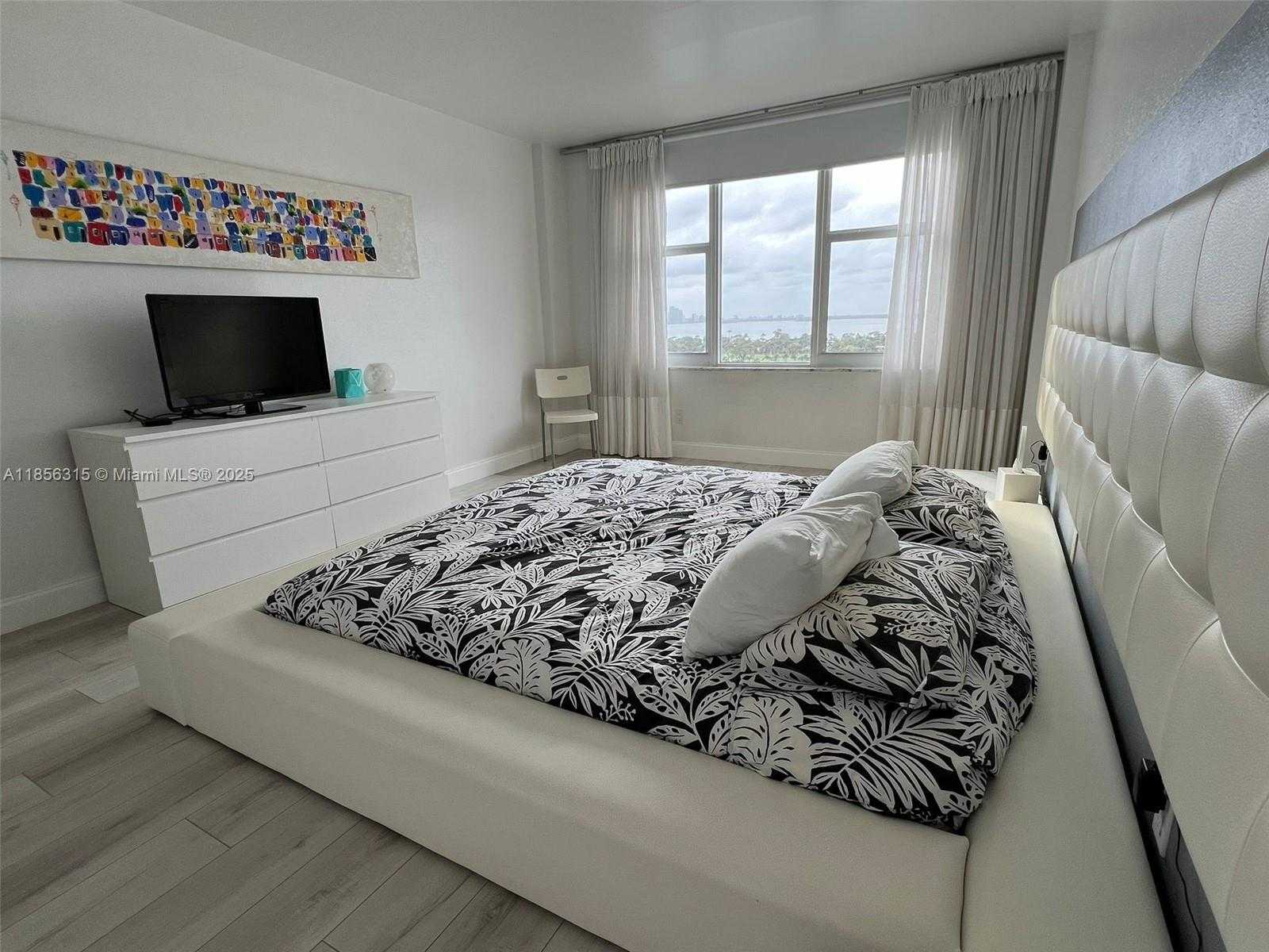 Small Image of 5600 COLLINS AVE #16M, Miami Beach Number 10