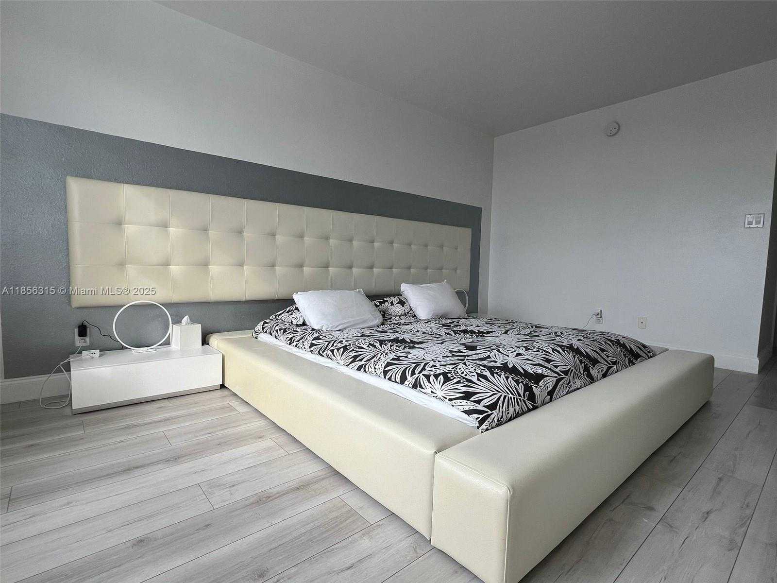 Small Image of 5600 COLLINS AVE #16M, Miami Beach Number 7