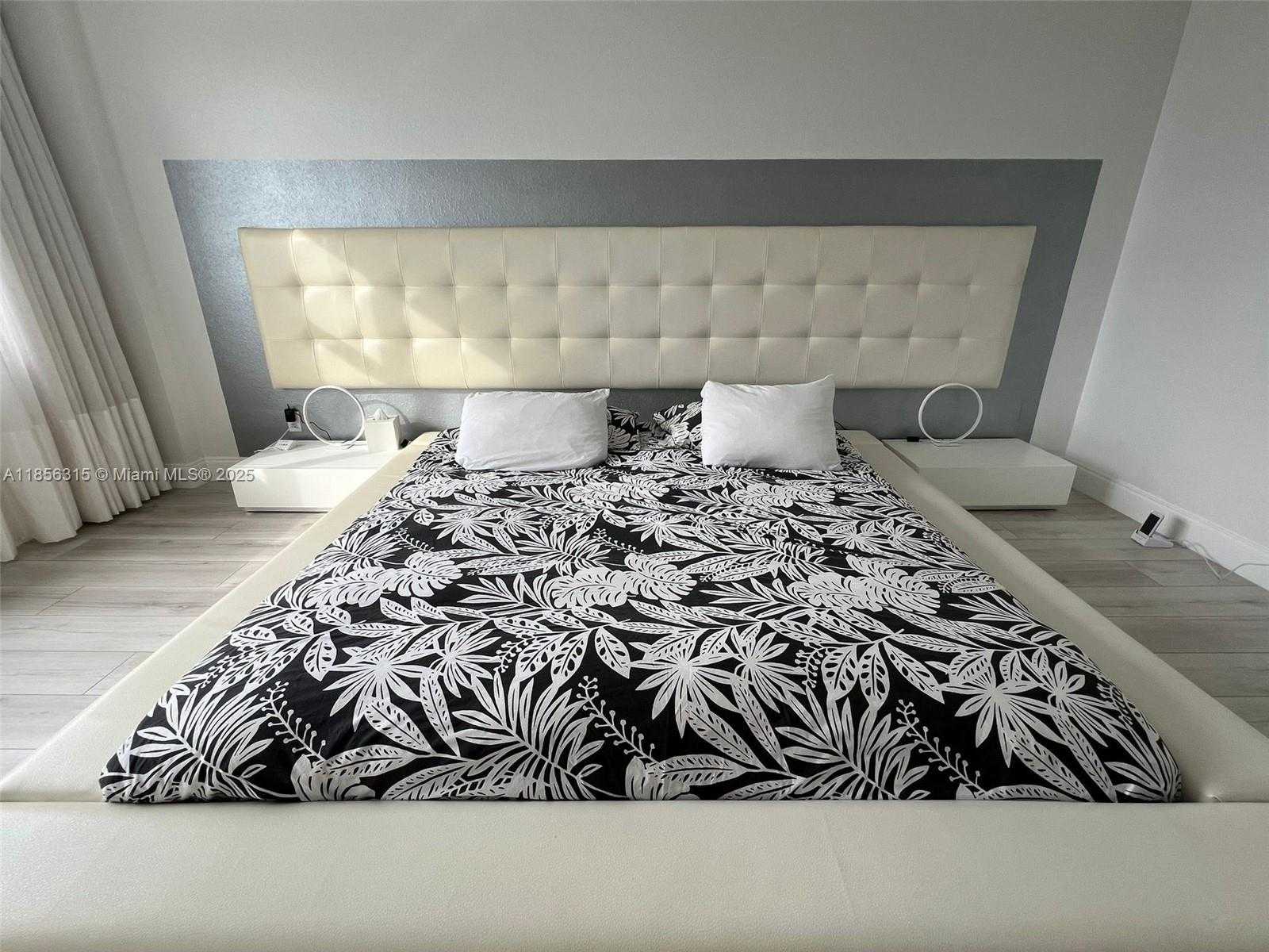Small Image of 5600 COLLINS AVE #16M, Miami Beach Number 8