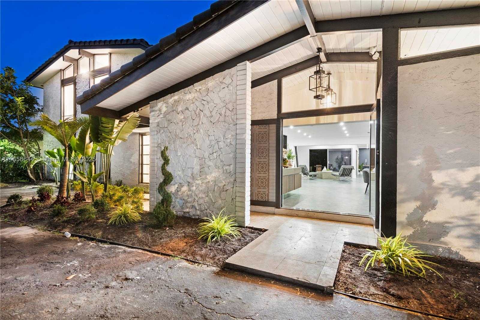 Small Image of 4322 POLK ST, Hollywood Number 2