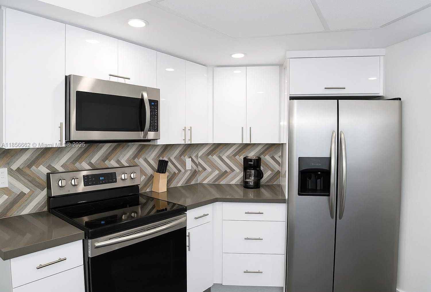 Small Image of 5880 COLLINS AVE #703, Miami Beach Number 2