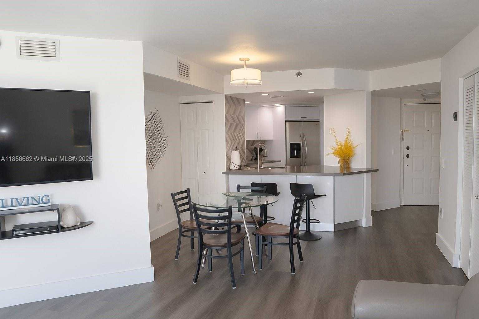 Small Image of 5880 COLLINS AVE #703, Miami Beach Number 3