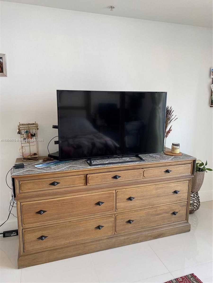 Small Image of 244 BISCAYNE BLVD #2706, Miami Number 6