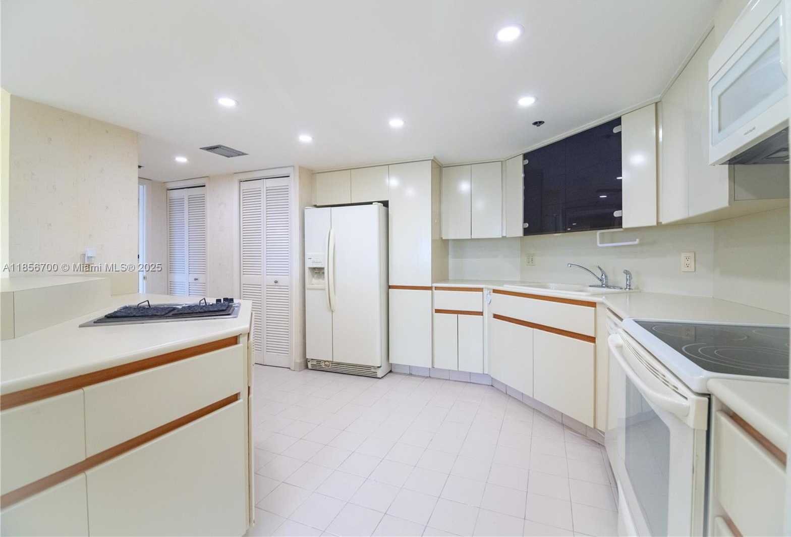 Small Image of 300 THREE ISLANDS BLVD #516, Hallandale Beach Number 5