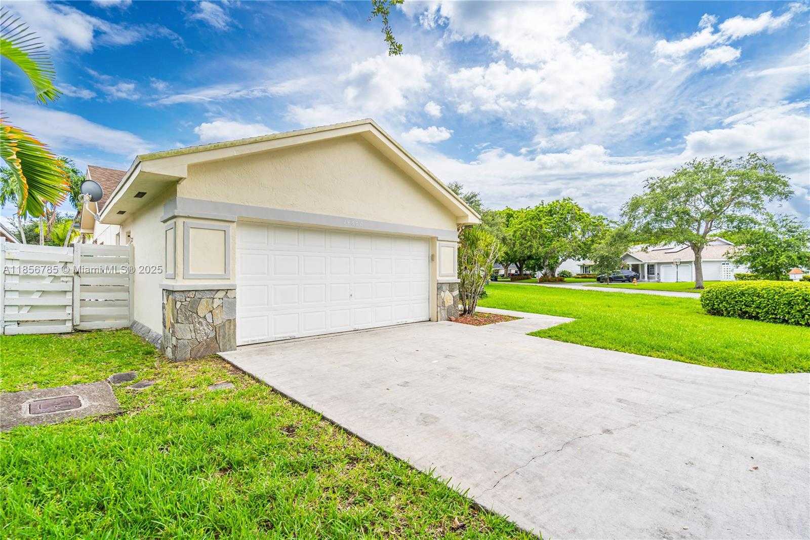 Small Image of 14660 SOUTH WEST 144TH TER #14660, Miami Number 27