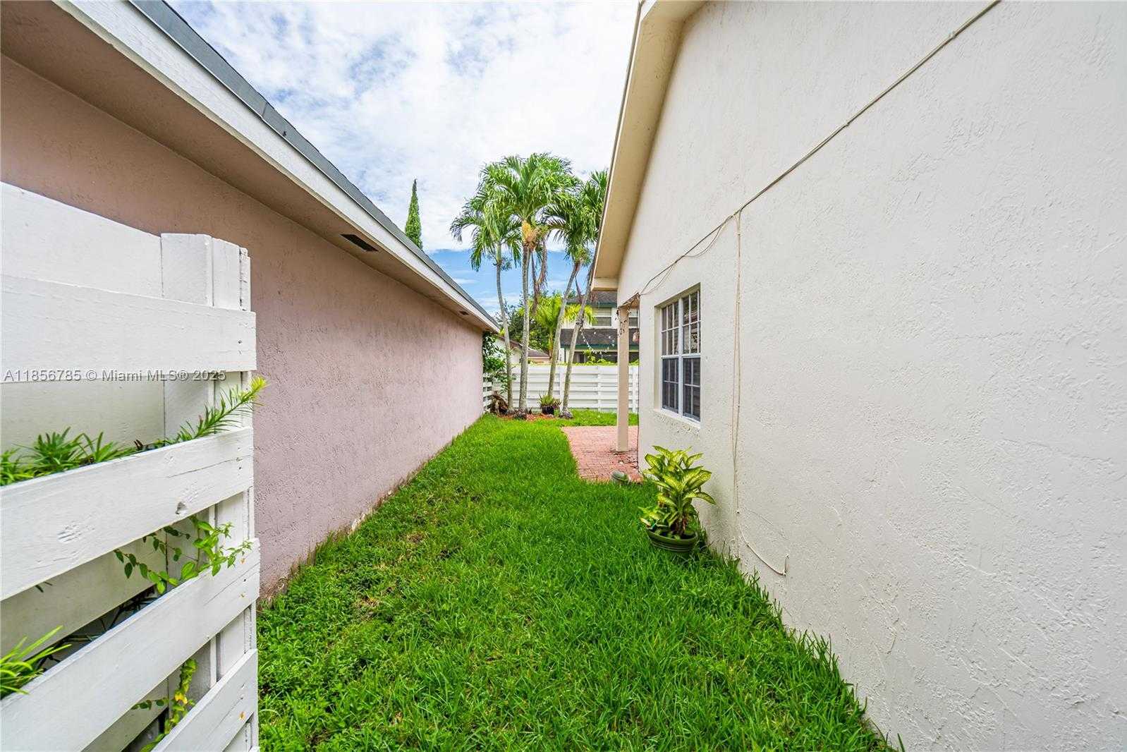 Small Image of 14660 SOUTH WEST 144TH TER #14660, Miami Number 29