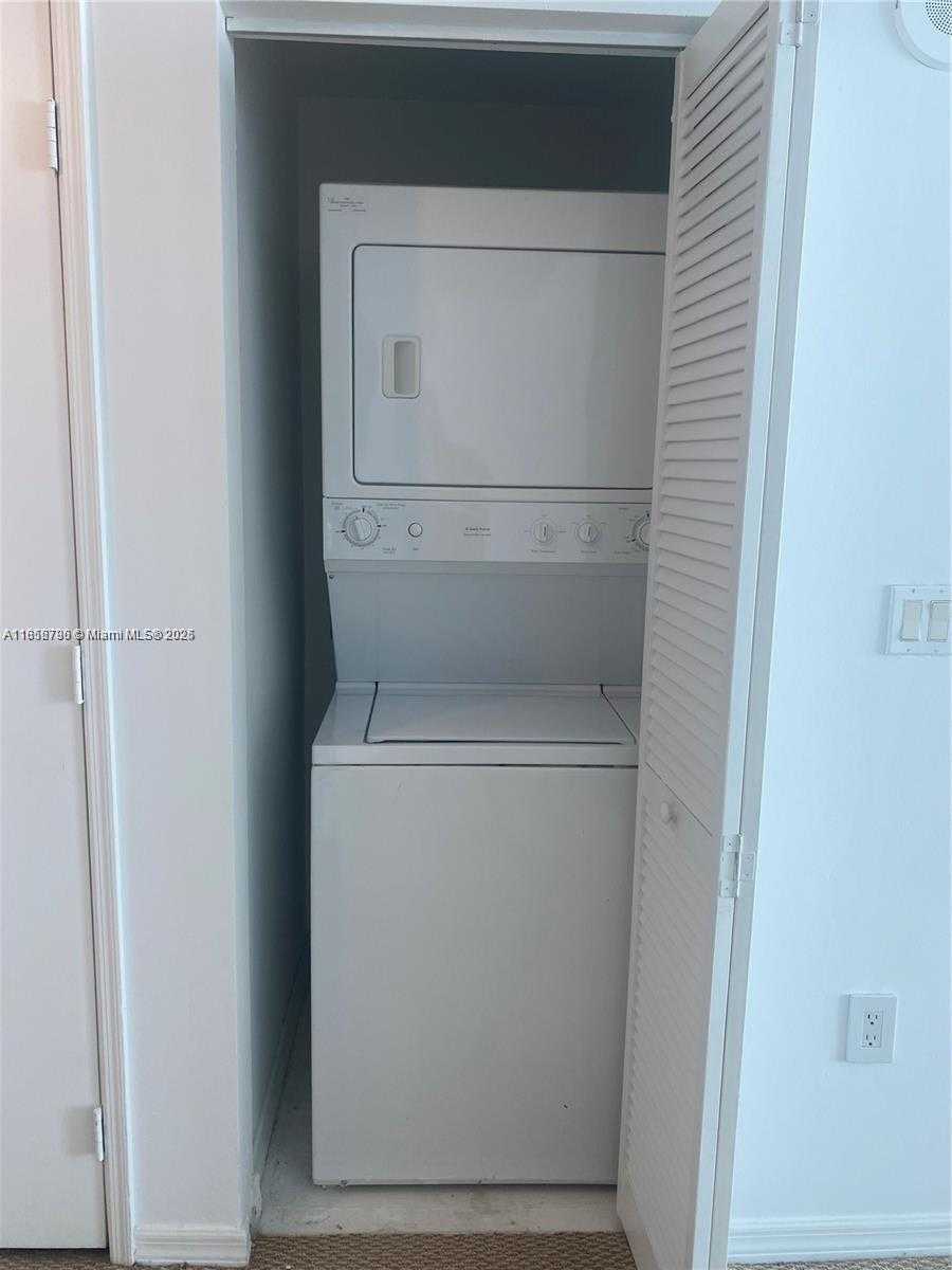 Small Image of 950 BRICKELL BAY DR #602, Miami Number 16