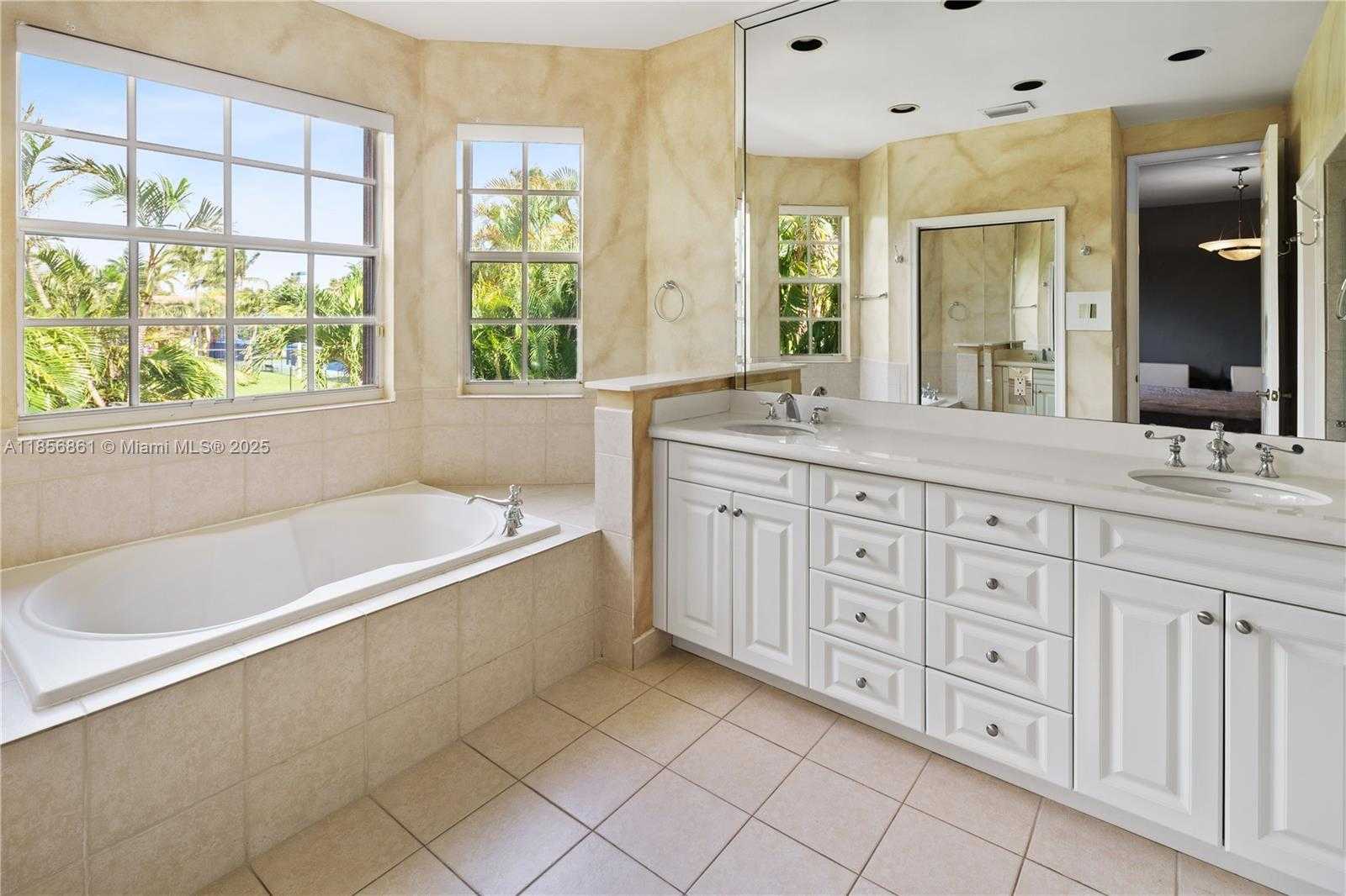 Small Image of 4011 194TH TRL, Sunny Isles Beach Number 10