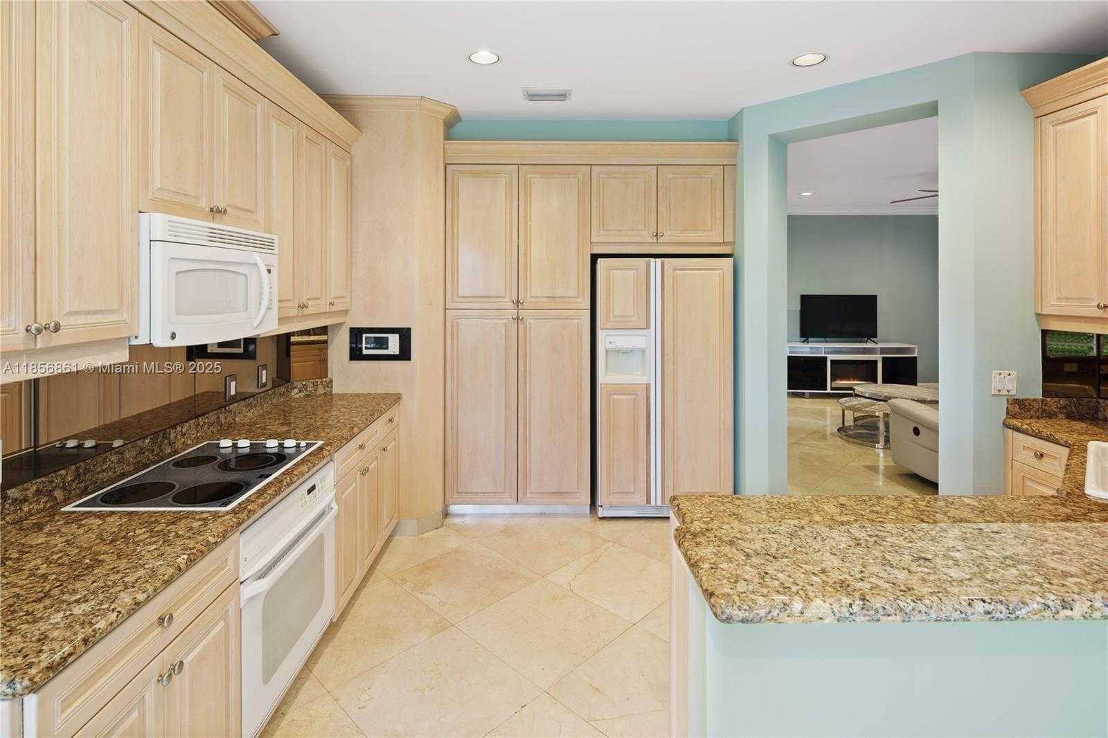 Small Image of 4011 194TH TRL, Sunny Isles Beach Number 11